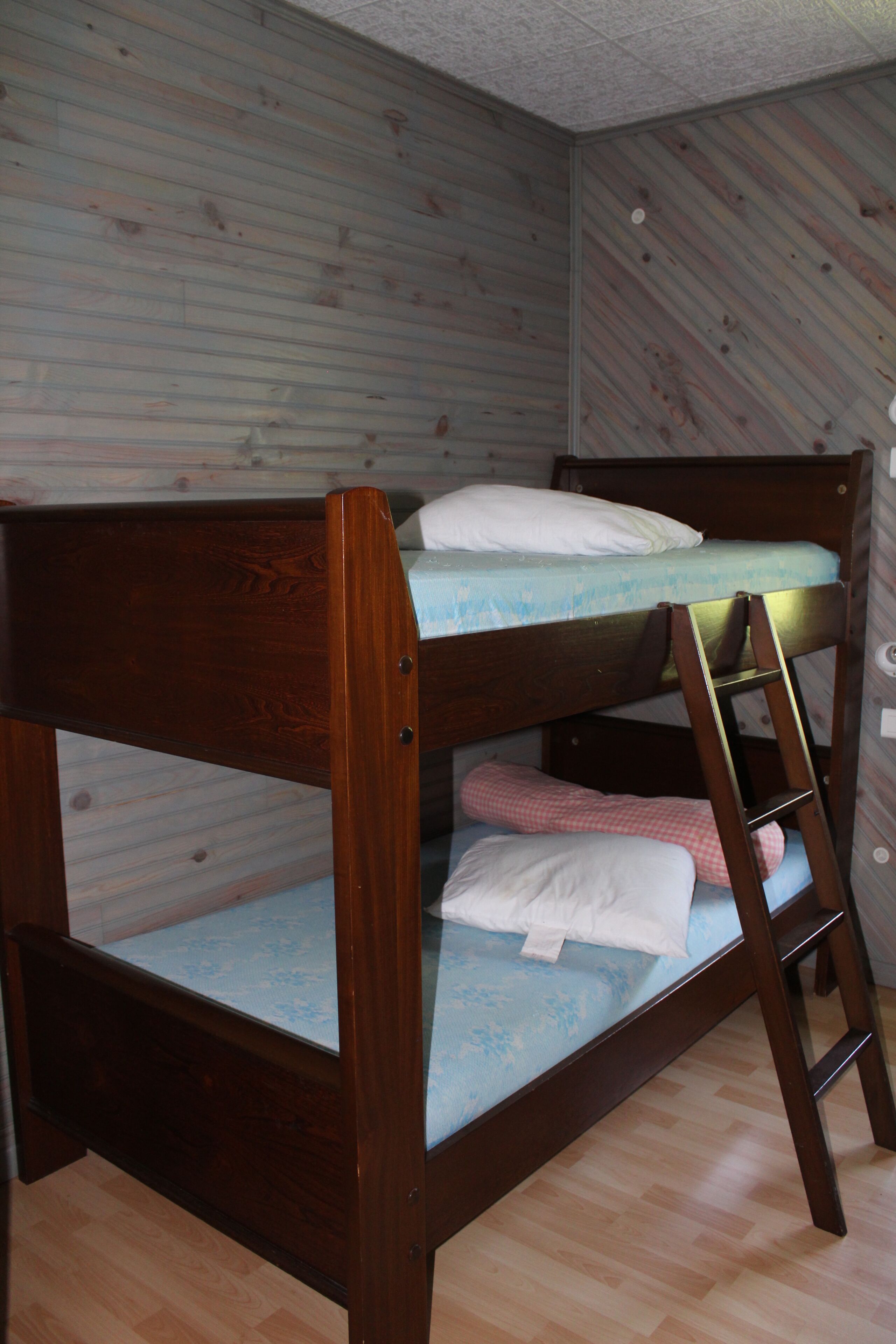 quiet apartment sleeping 8-10 in good waters 64