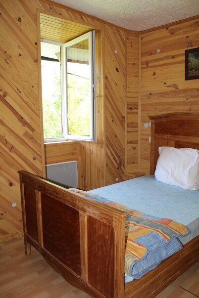 Apartment sleeps 8-10 quiet in eaux bonnes 64