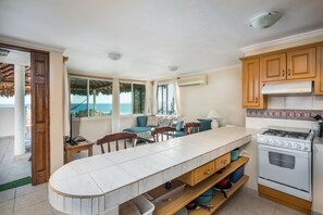Refrigerador con congelador, microondas, horno y parrilla de estufa 