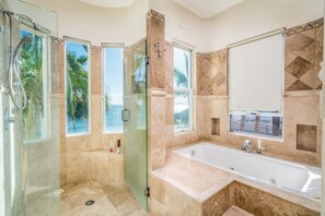 Shower, towels, soap, shampoo - Casa Mañana (La Ventana)