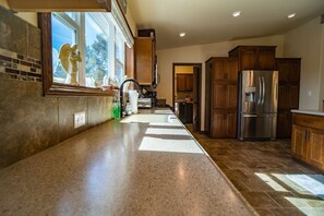 ثلاجة، ميكروويف، فرن، موقد طهي مسطح