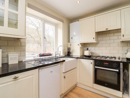 Cottage | Private kitchen | Fridge, dishwasher, electric kettle, toaster