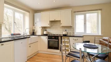 Cottage | Private kitchen | Fridge, dishwasher, electric kettle, toaster