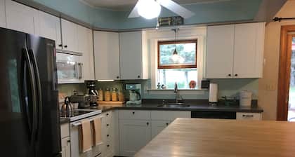 Cozy home in peaceful Boalsburg - Minutes from Beaver Stadium!