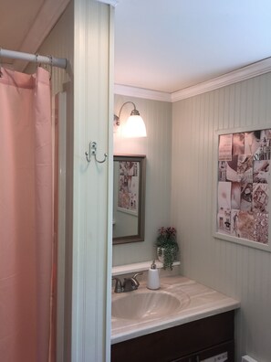 Combined shower/bathtub, hair dryer, towels, soap - Cozy home in peaceful Boalsburg - Minutes from Beaver Stadium! (Boalsburg)
