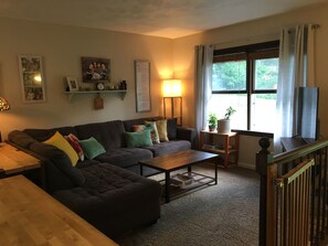 Smart TV, video games, DVD player, video library - Cozy home in peaceful Boalsburg - Minutes from Beaver Stadium! (Boalsburg)