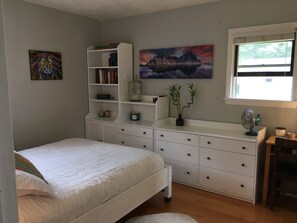 4 habitaciones, escritorio y tabla de planchar con plancha 