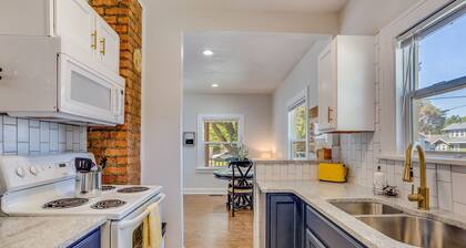 Walk to Wesley Medical! Pet Friendly Bungalow