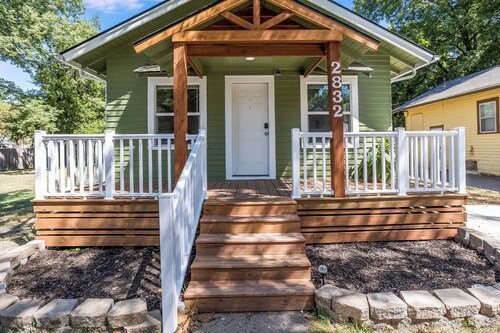 Walk to Wesley Medical! Private Back Patio W/ W&D