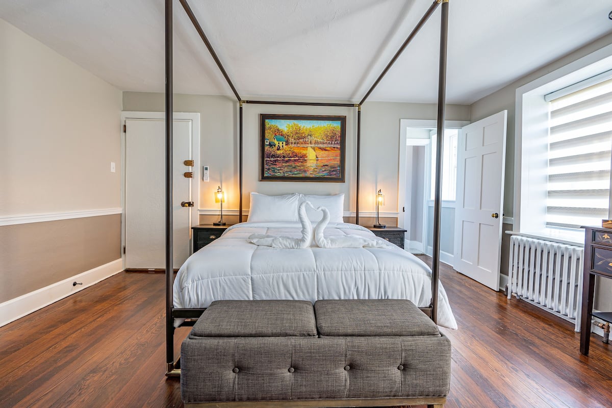 Colonial Room 4 | 1 bedroom, individually decorated, individually furnished