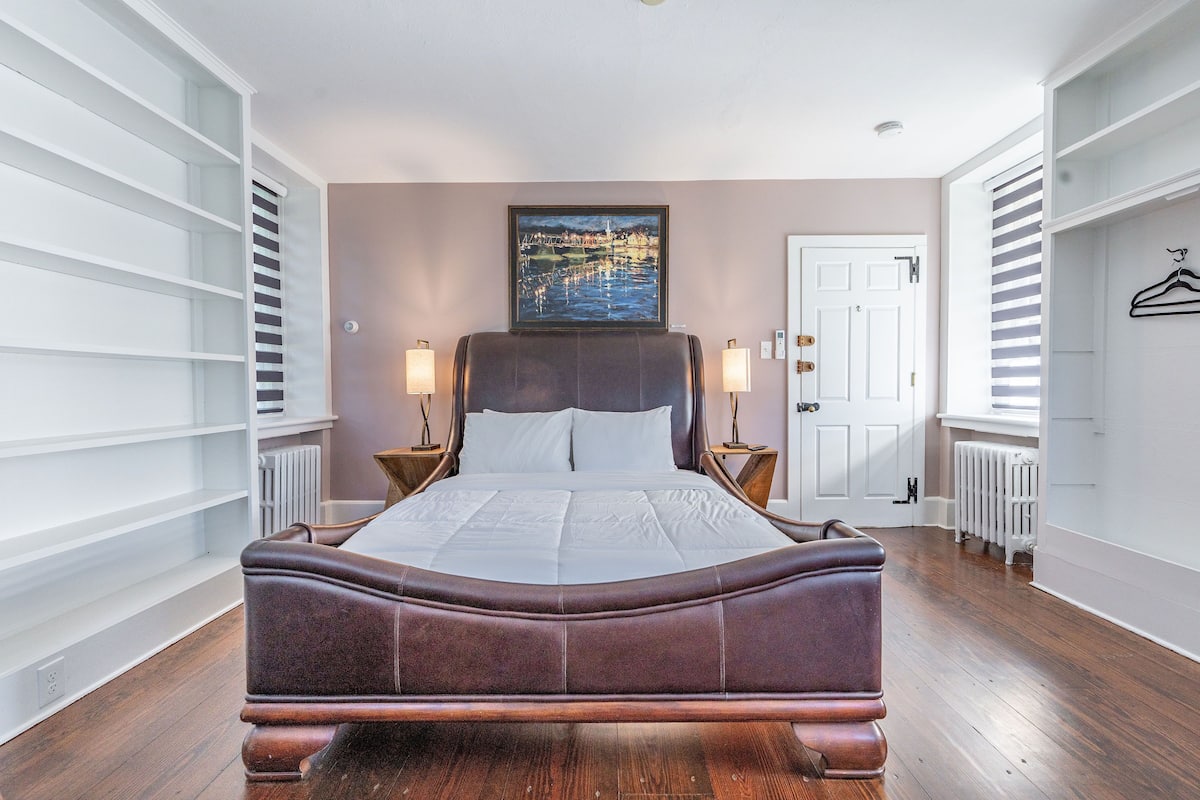 Colonial Room 6 | 1 bedroom, individually decorated, individually furnished