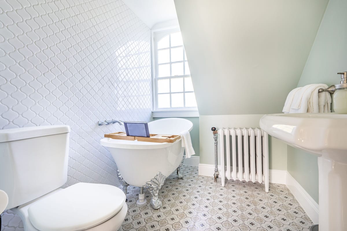 Colonial Room 5 | Bathroom | Shower, towels