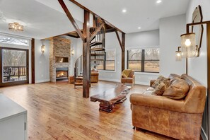Barn Master Suite | Living area | Smart TV, Netflix, streaming services - Chimney Hill Estate Inn (Lambertville)