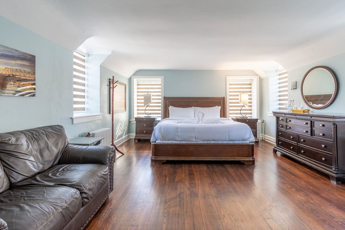 Colonial Room 1 | 1 bedroom, individually decorated, individually furnished