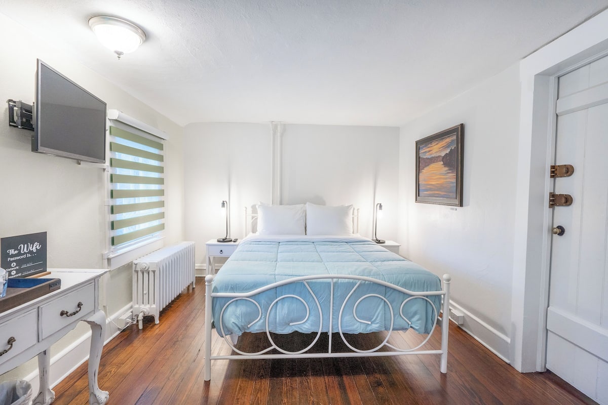 Colonial Room 2 | 1 bedroom, individually decorated, individually furnished