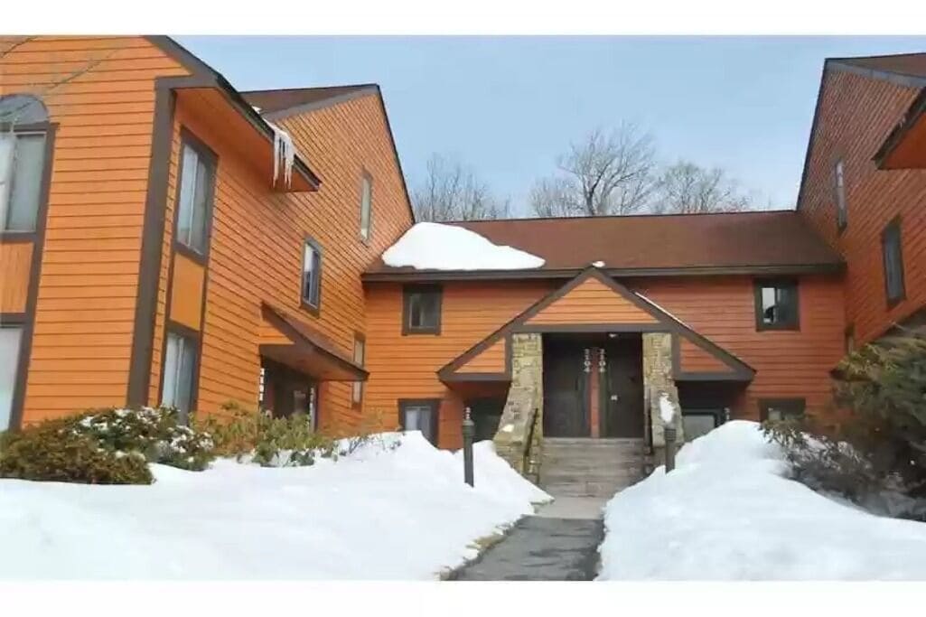 3bed/3bath Condo in Swiss Mtn - 2 first floor masters, heated pool, shuttle stop