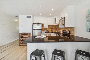 Køleskab, mikrobølgeovn, ovn, kogeplade