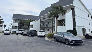Ein mehrstöckiges Hotel mit Parkplatz.