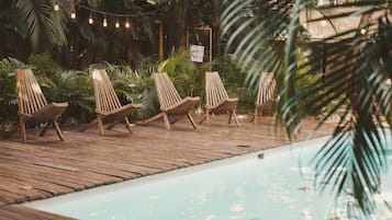 Utomhuspool med öppettider 09.00 till 22.00, och solstolar