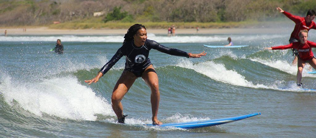 Una persona practicando surf en una ola.