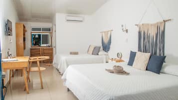 DuntÀcken, bÀddmadrasser och vÀrdeförvaringsskÄp pÄ rummet