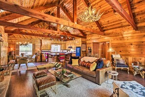 Televisión, chimenea y libros 