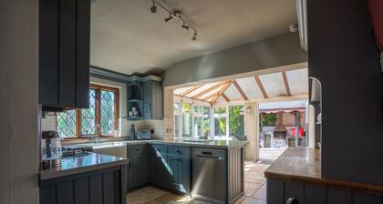 Remarkable 4-bed Cottage in Cearleon