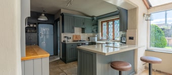 Remarkable 4-bed Cottage in Cearleon