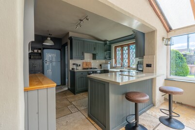 Remarkable 4-bed Cottage in Cearleon