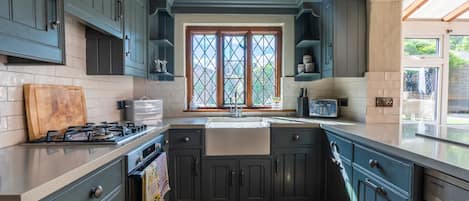 Cottage | Private kitchen | Fridge, microwave, oven, stovetop