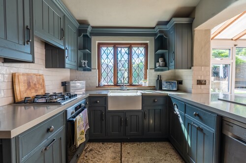 Remarkable 4-bed Cottage in Cearleon