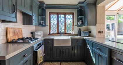 Remarkable 4-bed Cottage in Cearleon