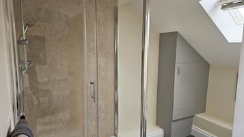 Studio | Badezimmer | Dusche, Handtücher