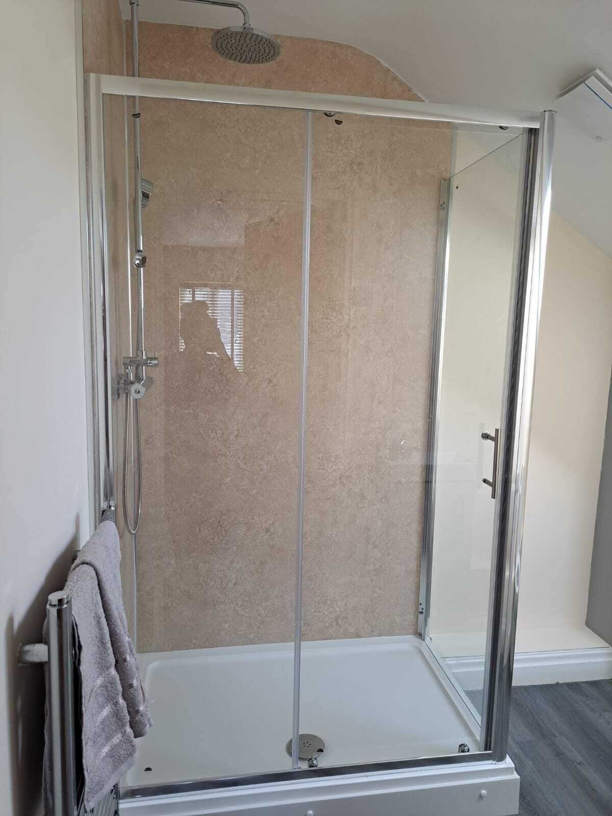 Studio | Badkamer | Een douche, handdoeken