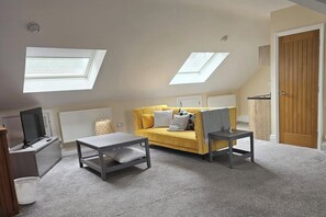 Living area - Lovely 1-bed Loft in Newport (Newport)