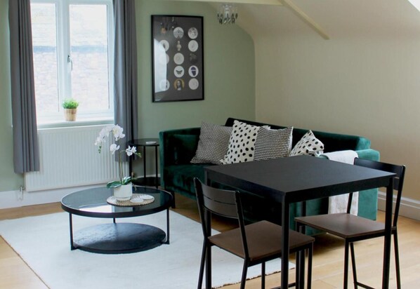 Dining - 1 Bed Loft - Sleeps 2 - Parking - Wifi (Newport)