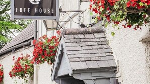 A black sign with white lettering for "Ye Olde Bull Inn" and "FREE HOUSE" on a building's exterior. - 1 Bed Flat - Sleeps 2 - Parking - Wifi (Newport)