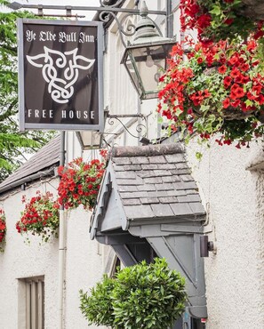 A black sign with white lettering for 'Ye Olde Bull Inn' and 'FREE HOUSE' indicating a pub or inn. - 1 Bed Flat - Sleeps 2 - Parking - Wifi (Newport)