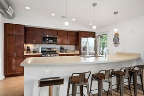 Refrigerador, microondas, horno, placa de cocina