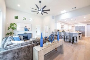 Smart-TV, Kamin, Arbeitsbereiche