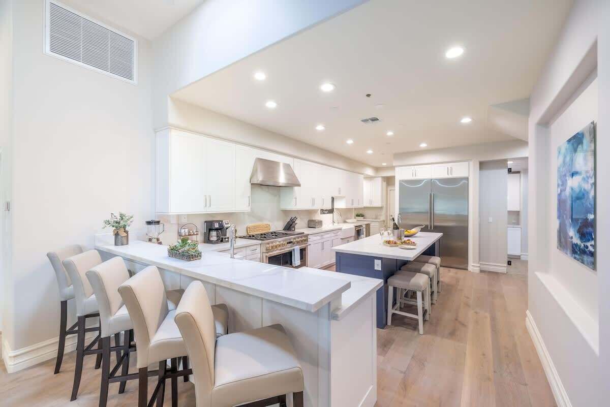 冷蔵庫、電子レンジ、オーブン、コンロ