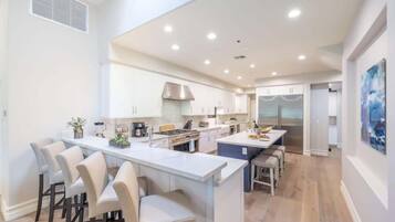 冰箱、微波炉、烤箱、炉灶