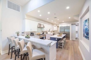 ثلاجة، ميكروويف، فرن، موقد طهي مسطح