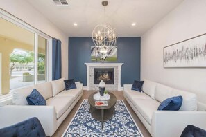 Smart-TV, Kamin, Arbeitsbereiche