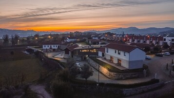 2 udendørs pools, parasoller, liggestole