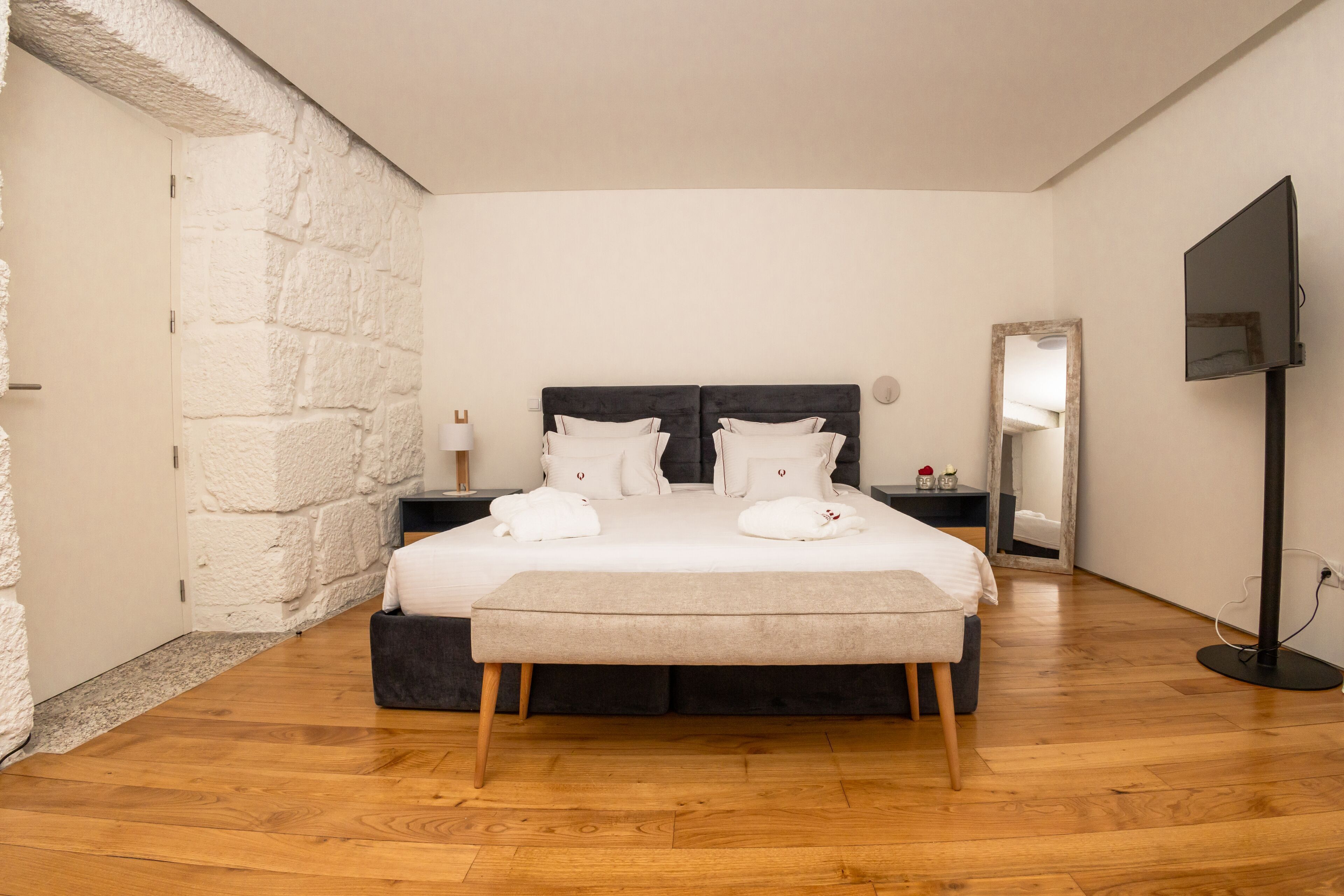 Egyptian cotton sheets, premium bedding, pillowtop beds, desk