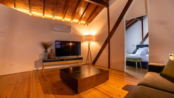 Casa estándar | Zona de estar | Televisión LED de 70 pulgadas con canales por cable, una televisión