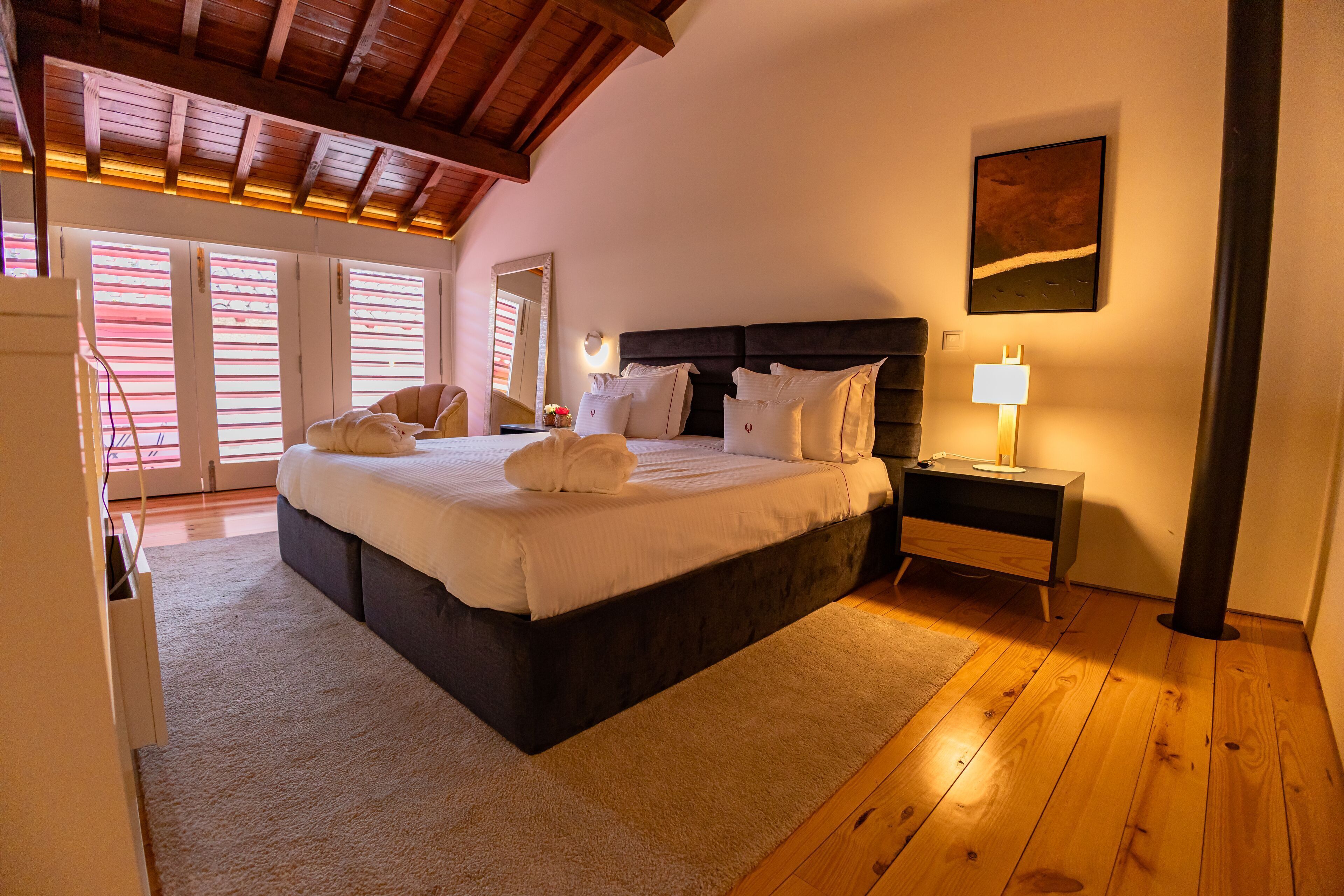 Egyptian cotton sheets, premium bedding, pillowtop beds, desk