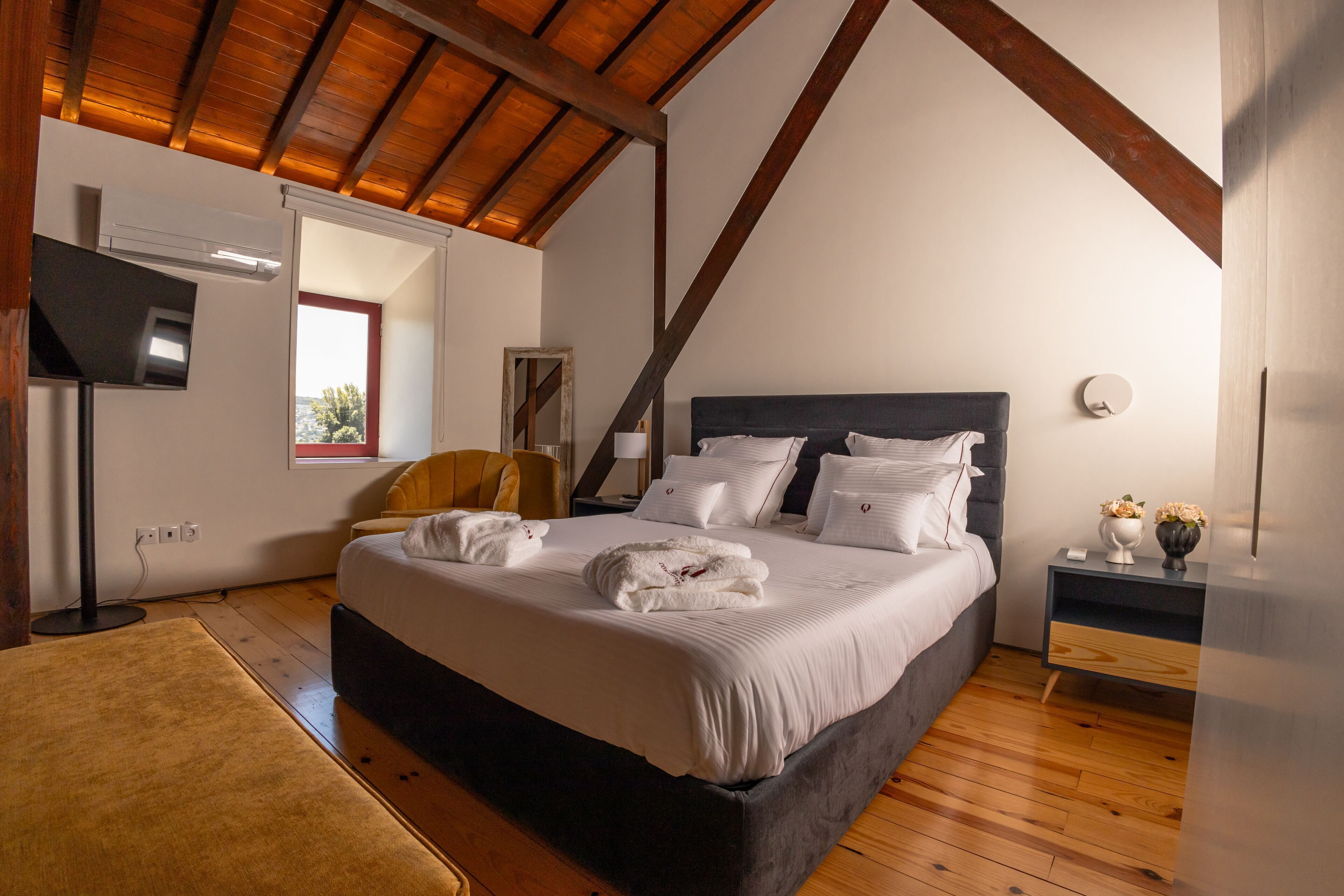Egyptian cotton sheets, premium bedding, pillowtop beds, desk