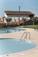 2 udendørs pools, parasoller, liggestole
